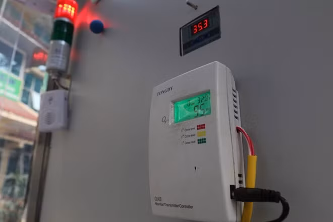 Sản phẩm này được trang bị cảm biến hồng ngoại sẽ tự động kích hoạt khi có người vào trong buồng.