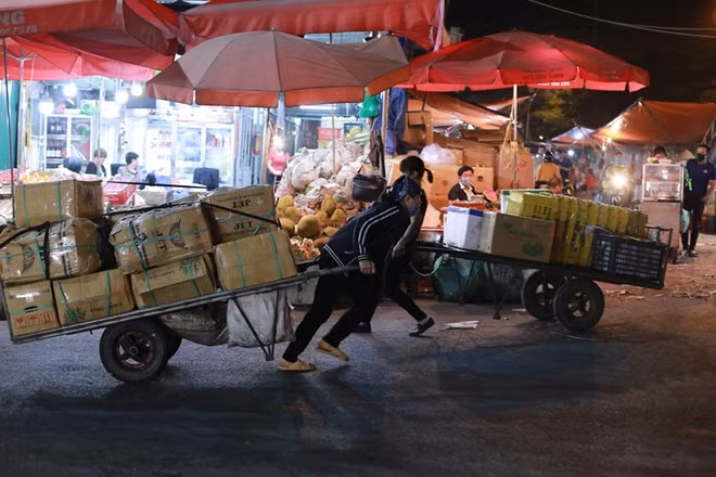Cũng là người kéo hàng, bốc vác ở chợ Long Biên, ông Nguyễn Văn Minh (quê Thanh Hóa) đã gắn bó với chợ Long Biên được hơn 4 năm cho biết vì về quê cũng không có việc gì làm nên ông vẫn bám trụ ở Hà Nội. Hàng ngày, ông Minh xin được làm tại chợ đều đặn và luôn tuân thủ quy định đeo khẩu trang, sát khuẩn phòng bệnh trong khi làm việc.