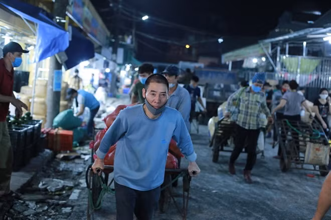 Người lao động khắp nơi lại đổ về đây phấn khởi vui mừng vì được quay trở lại với công việc thường nhật "bán" sức mình để mưu sinh.