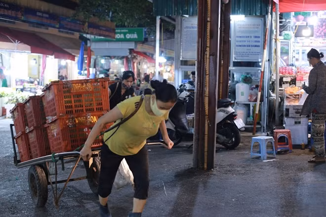 Chị Trần Thị Thảo (42 tuổi, quê ở Phú Thọ) chia sẻ: "Từ giữa tháng 3, khi dịch bệnh diễn biến phức tạp, nhận được thông báo về việc đóng cửa chợ vì dịch, tôi phải nghỉ làm về quê phụ giúp chồng chăm sóc gia đình. Nhà tôi còn 2 cháu một đang học lớp 10 và một học lớp 7 nên khi tôi mất việc làm kinh tế gia đình rất khó khăn. Tôi làm ở đây dù vất vả nhưng thu nhập ổn định. Gần 1 tháng nghỉ ở nhà tôi thấy sốt ruột lắm nhưng cũng chấp nhận thôi chứ biết sao được. Đến 24/4, nghe tin chợ mở lại, tôi đã thu xếp việc gia đình và bắt xe từ quê đến chợ luôn. Được đi làm tôi hạnh phúc lắm!”.