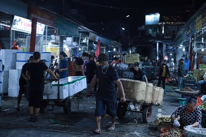 Chợ Long Biên là một trong những chợ đầu mối lớn nhất Hà Nội, chuyên cung cấp các loại hoa quả, nông sản, thủy sản cho người dân Thủ đô và các tỉnh miền Bắc.