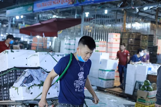 Những người lao động lại đổ về chợ bắt đầu công việc làm thuê, kéo hàng, bốc vác vào lúc 19h tối và kết thúc vào sáng sớm hôm sau.