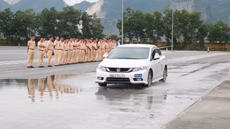 Nâng cao kỹ năng lái xe an toàn cho CSGT dẫn đoàn