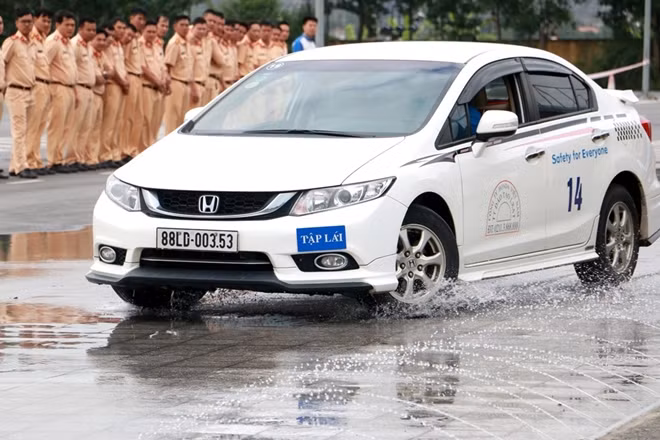 Chương trình tập huấn bao gồm các nội dung: phanh trên đường trơn trượt; phanh phản xạ, nhận biết nguy hiểm, tránh chướng ngại vât, cảm nhận không gian xe.
