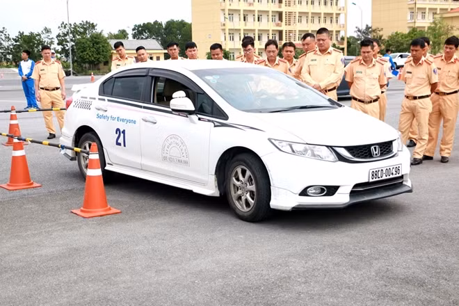 Ngoài ra còn có bài tập ghép xe liên hoàn, ôn lại kiến thức ghép xe, di chuyển ô tô vào vị trí an toàn; tiến lùi rích rắc trước cọc tiêu thẳng, yêu cầu đặt ra hoàn thành trong vòng 60s.