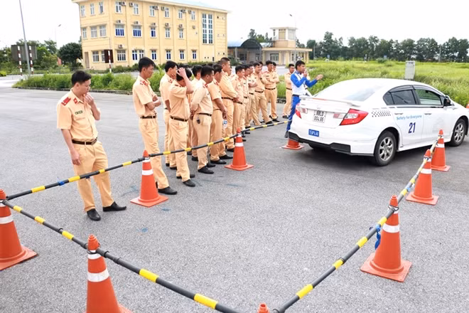 Nhiều nội dung trong số trên giống với kiến thức khi đào tạo sát hạch lái xe lần đầu, nhưng có độ khó về kỹ năng cao hơn rất nhiều.