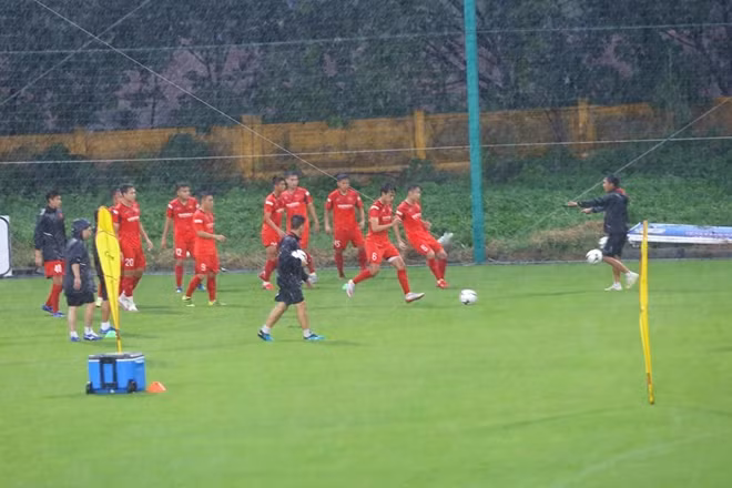 U22 Việt Nam hứng trọn trận mưa to trong buổi tập đầu tiên.