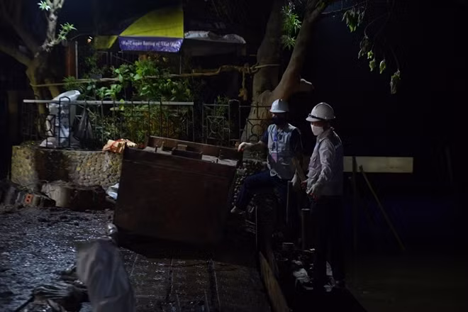 Đêm ngày 21/4, Lực lượng chức năng đã triển khai kè bê tông mới tại 40m bờ kè thuộc khu vực nhà hàng Thủy Tạ.