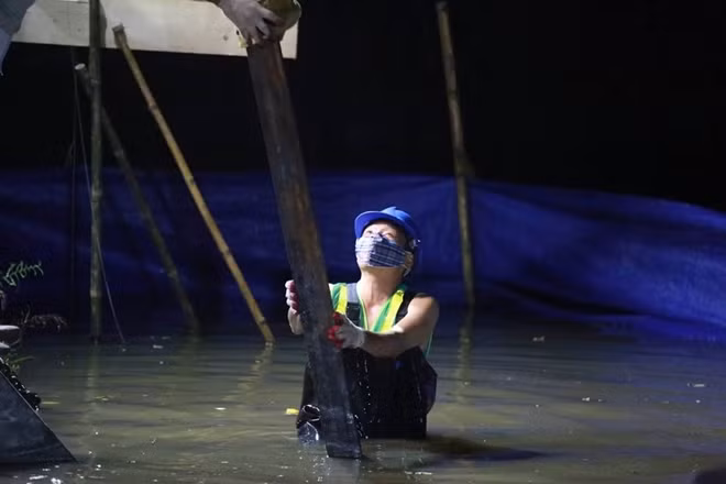 Đơn vị thi công không cần ngăn nước hồ để thi công mà trực tiếp lắp ráp những cấu kiện ngay trong nước.