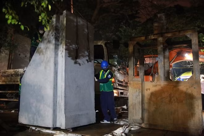 Loại kè được sử dụng là những khối bê tông cốt sợi đúc sẵn thành tạo thành các cấu kiện, mỗi cấu kiện dài 1m; cao 2,5m; nặng 2,5 tấn đã được thiết kế và thử nghiệm tại hồ Trúc Bạch tháng 11/2019.