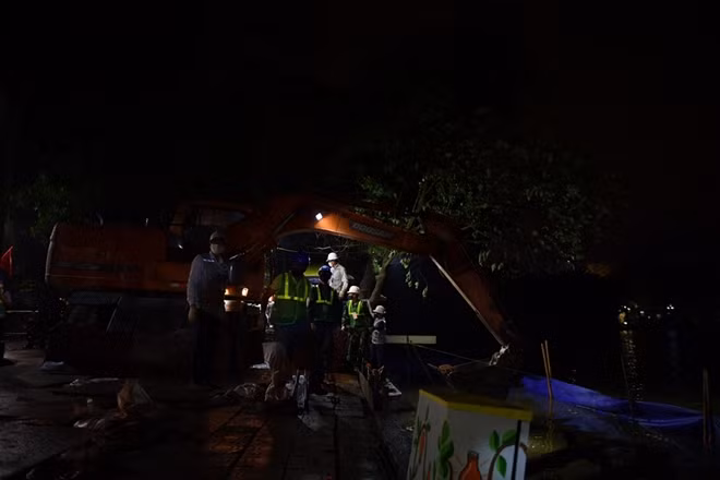 Sau khi xem xét phương án do các đơn vị tư vấn trong nước, quốc tế đề xuất, UBND thành phố Hà Nội thống nhất lựa chọn giải pháp thay thế 1.452m bờ kè hồ Hoàn Kiếm đã xuống cấp bằng vật liệu khối bê tông cốt sợi đúc sẵn.