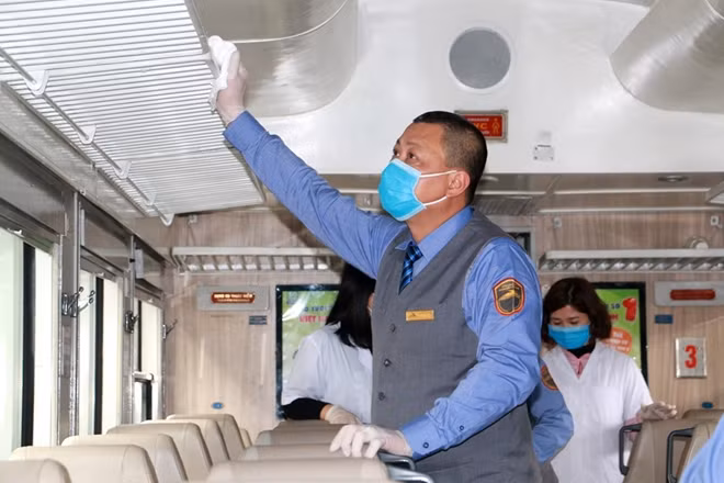 Thường xuyên vệ sinh trong toa hành khách bảo đảm luôn sạch sẽ để đón hành khách lên tàu trước khi khởi hành.