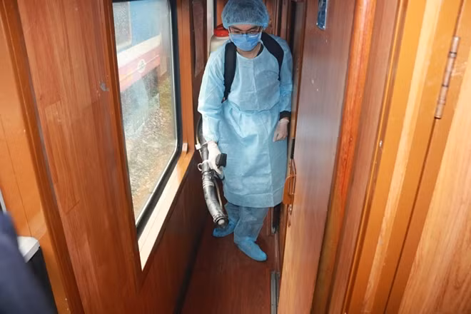 Nhân viên y tế thực hiện việc phun thuốc khử trùng trong các toa tàu nhằm phòng chống dịch virus corona.