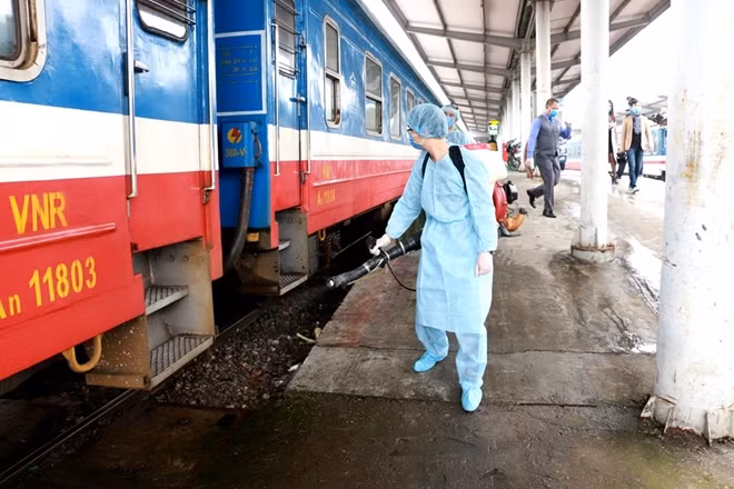 Công tác phun thuốc tiêu độc khử trùng tại các khu vực nhà ga được ngành đường sắt làm thường xuyên trong thời gian diễn ra dịch bệnh.