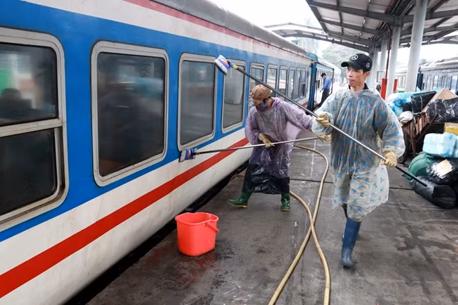 Không chỉ phun thuốc khử trùng ngành đường sắt còn tăng cường công tác vệ sinh các toa tàu tại ga Hà Nội
