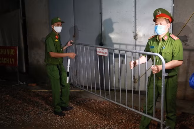 Đúng 0h cơ quan chức năng tiến hành gỡ bỏ hàng rào cách ly.