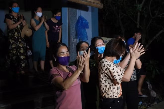 Người dân Đông Cứu hân hoan sau giây phút gỡ bỏ cách ly để họ có thể quay lại cuộc sống bình thường như trước đây.