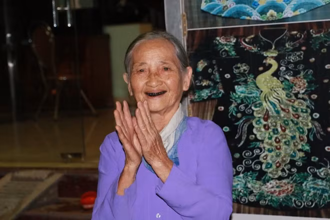 Nụ cười rạng rỡ của người dân khi lệnh phong tỏa được dỡ bỏ sau 28 ngày thực hiện cách ly.