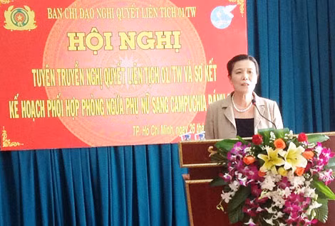 Bà Nguyễn Thị Tuyết- Phó Chủ tịch TW Hội LHPN VN đánh giá cao sự phối hợp giữa Công an và Hội LHPN trong công tác phòng chống tội phạm, tệ nạn xã hội và ngăn chặn phụ nữ sang Campuchia đánh bạc. Bà Nguyễn Thị Tuyết- Phó Chủ tịch TW Hội LHPN VN đánh giá cao sự phối hợp giữa Công an và Hội LHPN trong công tác phòng chống tội phạm, tệ nạn xã hội và ngăn chặn phụ nữ sang Campuchia đánh bạc.