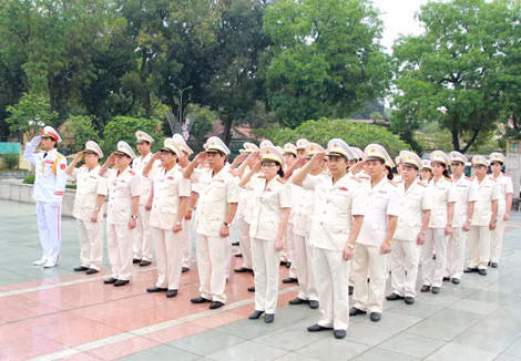 Trước đó, Ban Giám đốc và các cán bộ phòng, ban của Học viện cũng đã đến thắp hương tại Đài tưởng niệm các anh hùng, liệt sĩ trên đường Bắc Sơn.