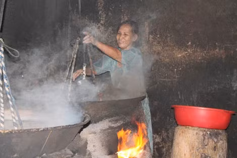 Kho cá là công việc nặng nhọc chỉ phù hợp với đàn ông nhưng cô Cờ đã gắn bó với công việc hàng chục năm.
