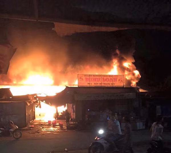 Sau đó ngọn lửa lan ra cả khu vực rộng lớn trong chợ.