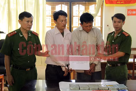 2 đối tượng cùng tang vật tại cơ quan công an.
