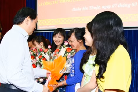 Bộ trưởng Trần Đại Quang tặng hoa chúc mừng các đại biểu nữ, các nữ phóng viên đến tham dự hội nghị nhân ngày 8-3.
