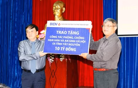 Ngân hàng BIDV trao tặng số tiền 10 tỷ đồng ủng hộ các tỉnh Tây Nguyên khắc phục hạn hán.