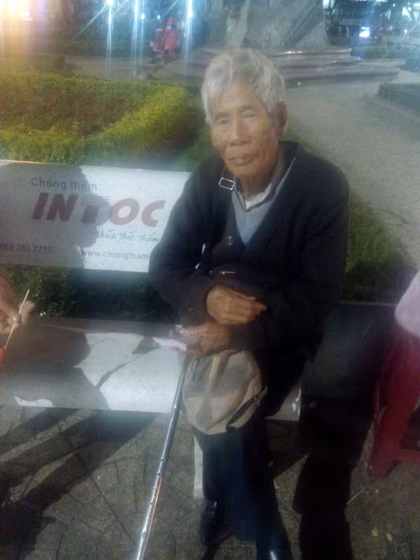 Lão vừa bán vé số vừa hát tình ca đượm buồn.