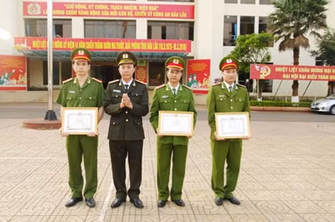 Ban giám đốc Công an tỉnh Đắk Lắk trao bằng khen tặng đại diện lãnh đạo và 2 CBCS của Phòng PC52.