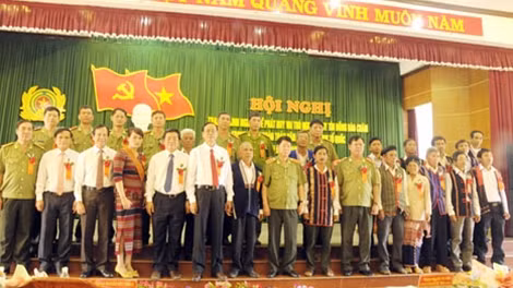 Thứ trưởng Bùi Văn Nam chụp ảnh lưu niệm với các đoàn đại biểu đồng bào dân tộc Chăm tham dự hội nghị.
