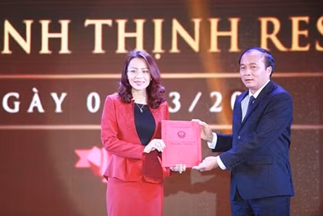 Bà Hương Trần Kiều Dung - Tổng giám đốc Tập đoàn FLC nhận giấy chứng nhận đầu tư từ ông Nguyễn Văn Trì, Chủ tịch UBND tỉnh Vĩnh Phúc.