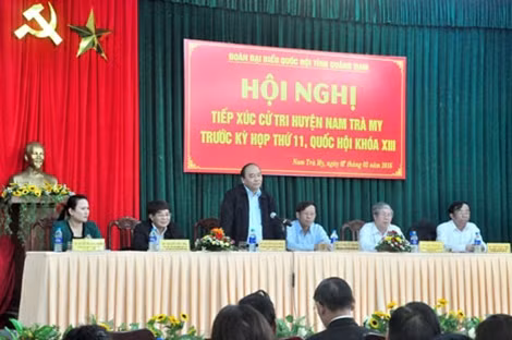Phó Thủ tướng Nguyễn Xuân Phúc phát biểu với bà con tại tiếp xúc cử tri ở huyện Nam Trà My.