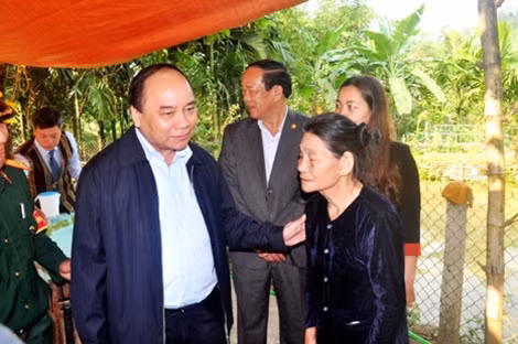 Phó thủ tướng Nguyễn Xuân Phúc thăm hỏi, tặng quà các gia đình chính sách tại huyện Nam Trà My.