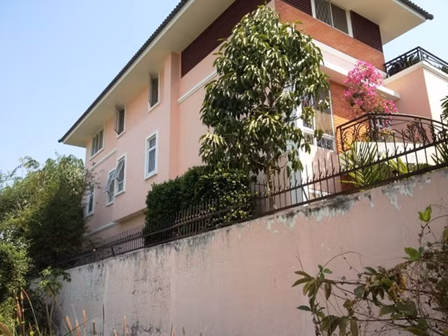 và căn nhà của bà T đều có dấu hiệu đột nhập tương tự nhau