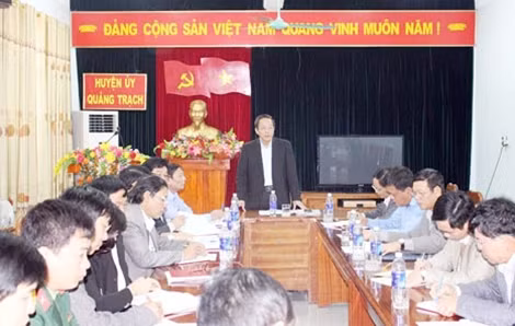 Ông Hoàng Đăng Quang-Bí thư Tỉnh ủy Quảng Bình chỉ đạo cắt chức Bí thư Đảng ủy, Chủ tịch HĐND xã Quảng Châu tại buổi làm việc với Thường vụ Huyện ủy Quảng Trạch.