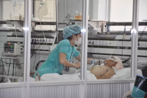 Bệnh nhân Bùi Hoàng Thiên Phương đang được theo dõi, chăm sóc tại khoa Hồi sức tích cực của bệnh viện 175.