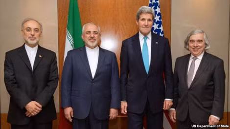 Ngoại trưởng Mỹ John Kerry, Ngoại trưởng Iran Javad Zarif, người đứng đầu ngành hạt nhân của Iran Ali Akbar Salehi và Bộ trưởng Năng lượng Mỹ Ernest Moniz tại cuộc đàm phán ở Geneve, ngày 23/2. Ngoại trưởng Mỹ John Kerry, Ngoại trưởng Iran Javad Zarif, người đứng đầu ngành hạt nhân của Iran Ali Akbar Salehi và Bộ trưởng Năng lượng Mỹ Ernest Moniz tại cuộc đàm phán ở Geneve, ngày 23/2.