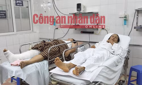 Các nạn nhân đang được cấp cứu tại Bệnh viện Việt Đức. Ảnh: Thanh Hằng