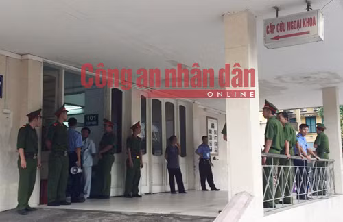 An ninh của BV Việt Đức được tăng cường tối đa. Ảnh: Thanh Hằng