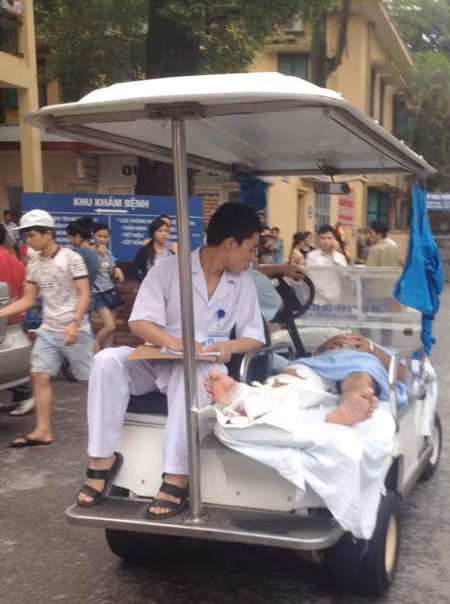 Các BS đang đưa nạn nhân Nguyễn Văn Nức vào phòng phẫu thuật. Ảnh: M.Hiền.