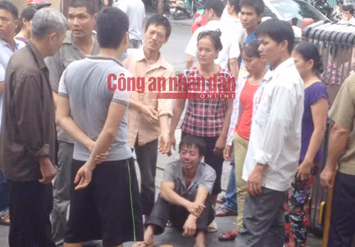 Chồng chị Lê Thị Hường đang lo lắng trước tình trạng của vợ. Ảnh: M.Hiền