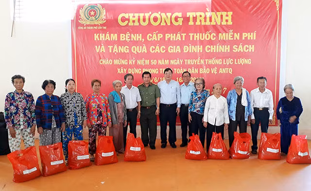Ông Phạm Gia Túc, Phó Bí thư Thành ủy TP Cần Thơ và Thượng tá Đinh Văn Nơi, Phó Giám đốc Công an TP Cần Thơ trao quà cho người dân.
