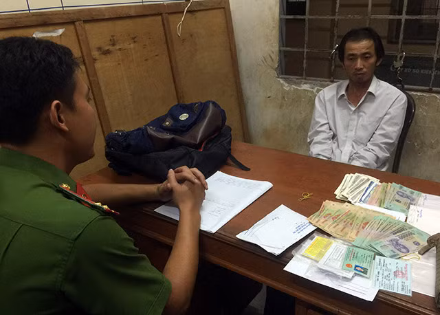 Đối tượng Nguyễn Hữu Thành tại Cơ quan điều tra. Đối tượng Nguyễn Hữu Thành tại Cơ quan điều tra.