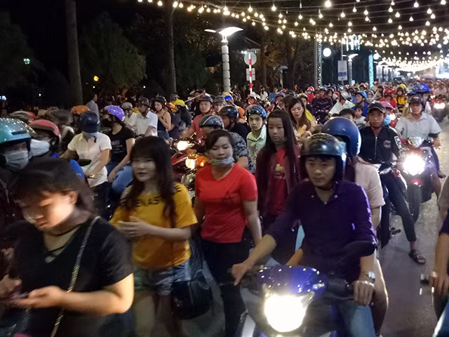 Hàng ngàn du khách trong và ngoài tỉnh "đổ" về khu vực Bến Ninh Kiều, khiến cho lực lượng chức năng phải "căng mình" điều tiết, phân luồng giao thông.