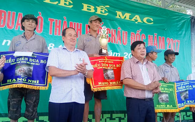 Ban tổ chức trao giải thưởng cho các đôi bò xuất sắc.