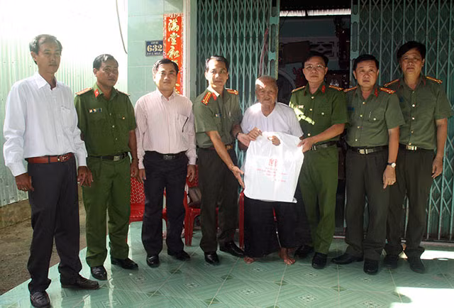 Đoàn công tác thăm hỏi, tặng quà cho các gia đình chính sách người có công, bà con nhân dân khó khăn trên địa bàn xã Mỹ Đức (thị xã Hà Tiên, tỉnh Kiên Giang).
