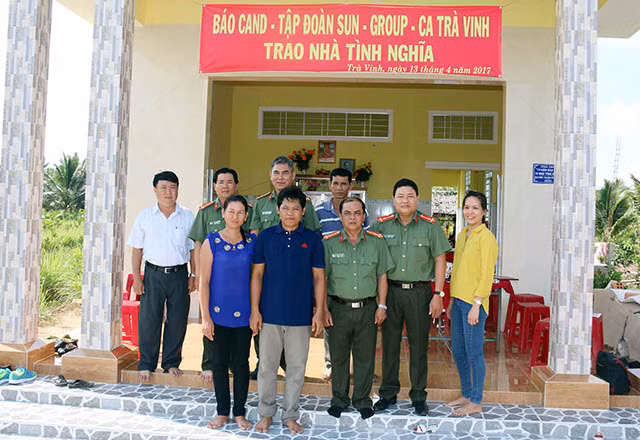 Đoàn công tác chúc Tết cồ truyền Chôl Chnăm Thmây Đại úy Thạch Minh Hiến cùng gia đình.
