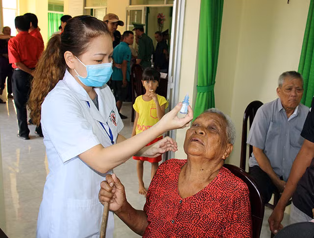 Chăm sóc mắt cho bệnh nhân nghèo.
